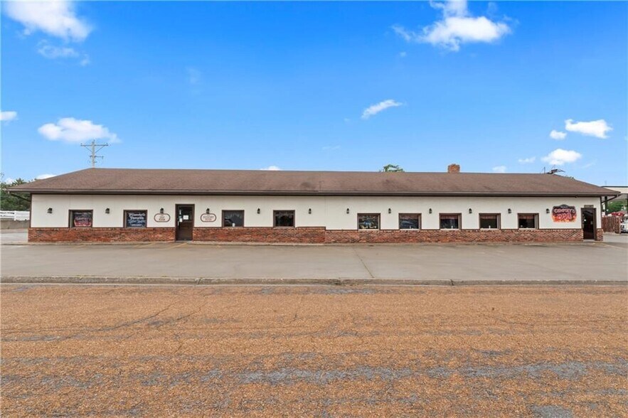 More Photos Of 103 Ne 2nd St, Concordia Restaurant For Sale