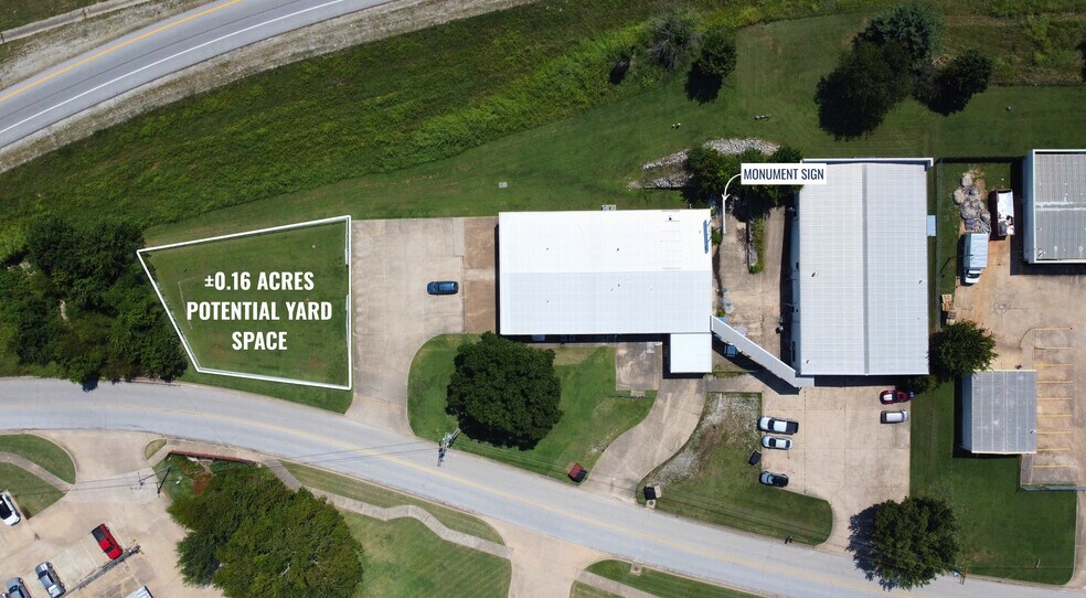 More Photos Of 2028 N Shiloh Dr, Fayetteville Showroom For Lease