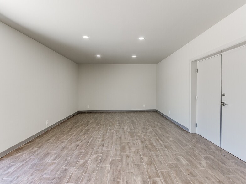 More Photos Of 18608 NE 23rd St, Harrah Light Distribution For Lease