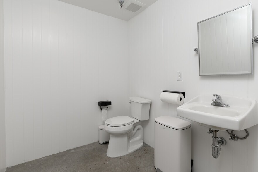 More Photos Of 2368 Eastman Ave, Ventura Distribution For Sale