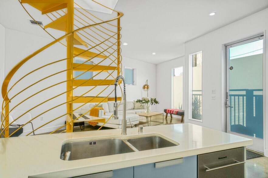 More Photos Of 328 Lincoln Blvd, Venice Storefront Retail Residential For Sale