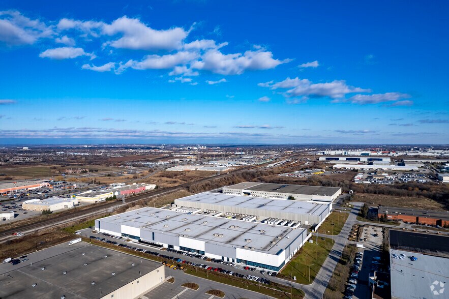 More Photos Of 1672 Tricont Ave, Whitby Distribution For Lease