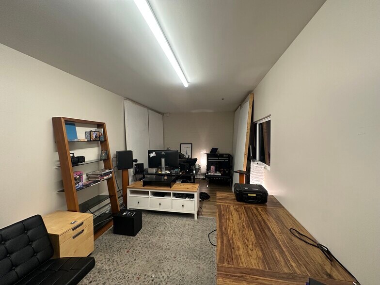More Photos Of 3014 N Coolidge Ave, Los Angeles Warehouse For Lease