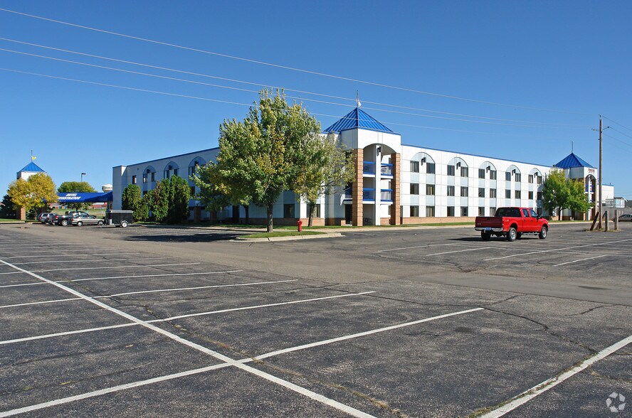 More Photos Of 1244 Canterbury Rd, Shakopee Hotel For Lease