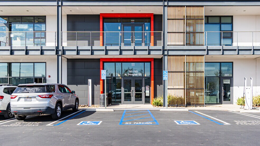 More Photos Of 701-723 N Douglas St, El Segundo Loft Creative Space For Lease