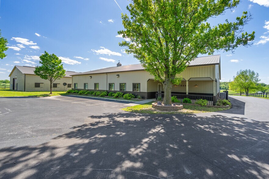 More Photos Of 7820 SE Vandalia Dr, Runnells Veterinarian Kennel For Sale