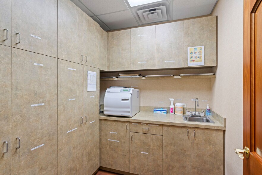 More Photos Of 29 Green St, Huntington Medical For Sale