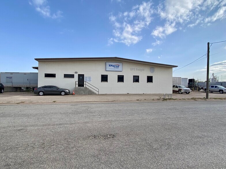 More Photos Of 128 E 13th St, Lubbock Warehouse For Lease