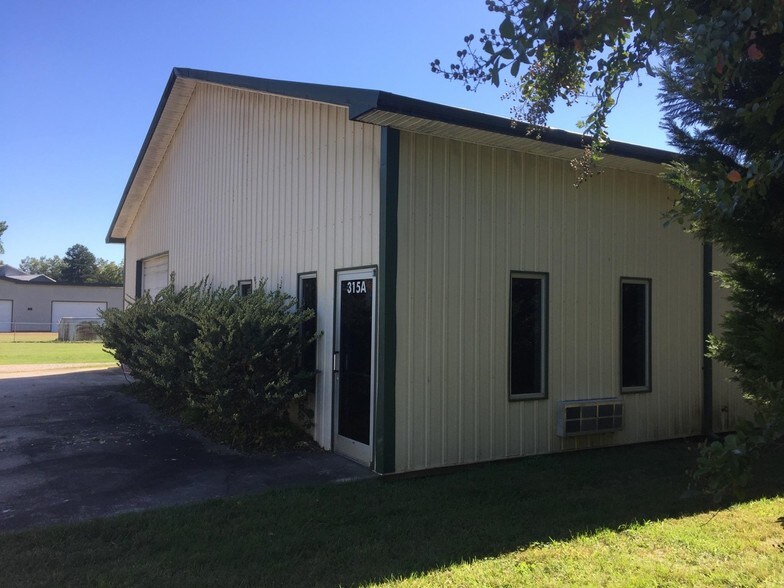 More Photos Of 315 Railroad St, Rockwell Warehouse For Lease