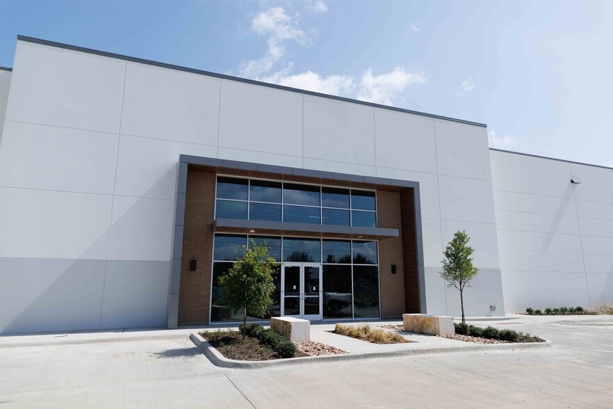 More Photos Of 5551 Windhaven Pky, Lewisville Distribution For Lease