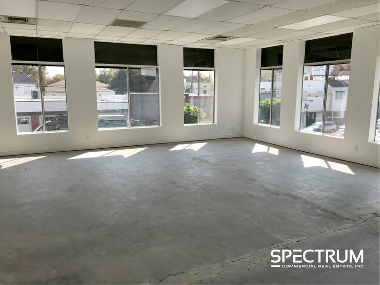More Photos Of 345 N La Brea Ave, Los Angeles General Retail For Lease