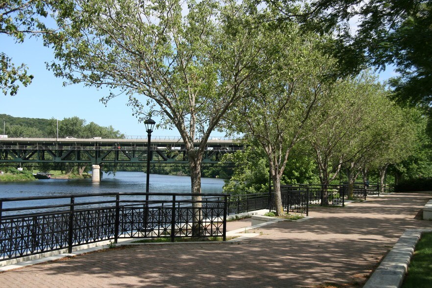 More Photos Of 131 Canal St, Shelton Restaurant For Lease