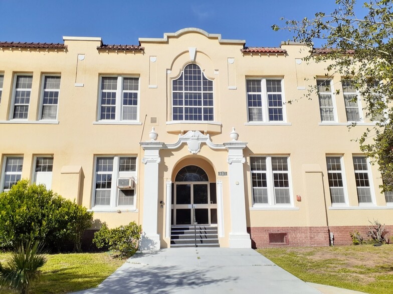 More Photos Of 801 N Wild Olive Ave, Daytona Beach Schools For Sale