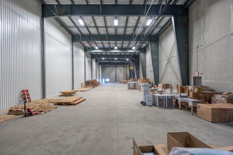 More Photos Of 832 Burton Rd, Ottawa Warehouse For Lease