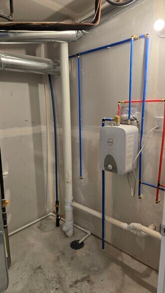 More Photos Of 131 W 9th St, Junction City Office For Lease