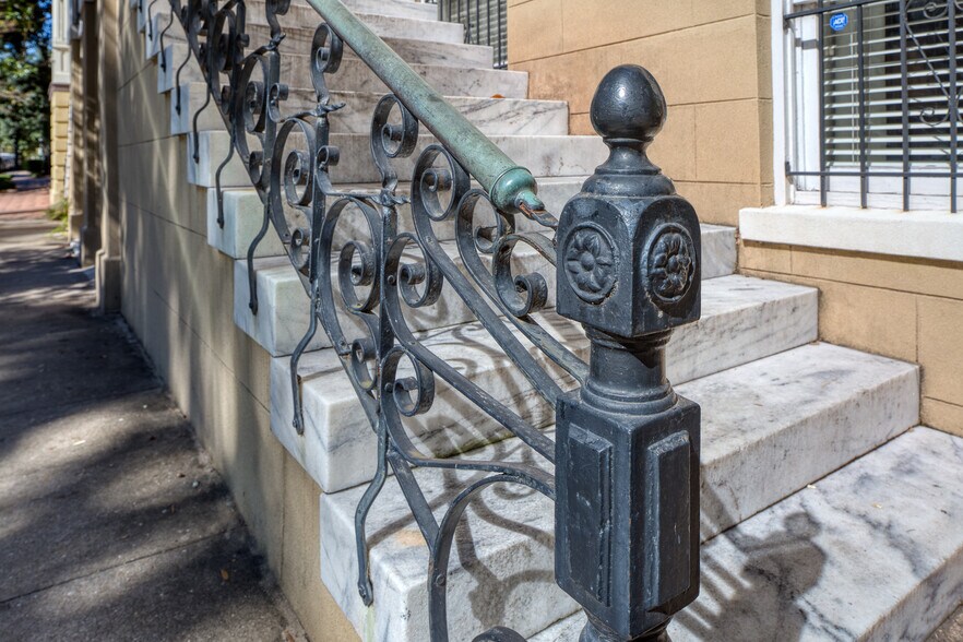 More Photos Of 14 E Taylor St, Savannah Specialty For Sale