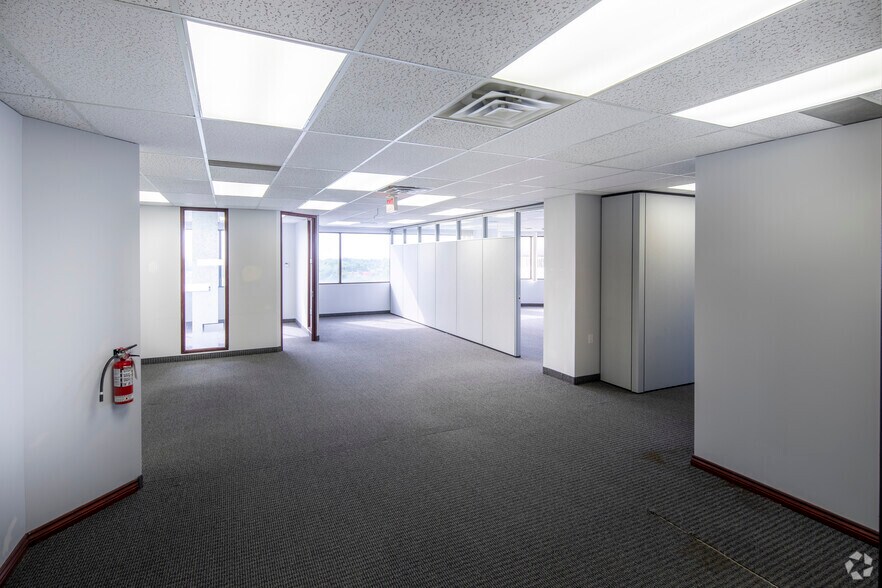 More Photos Of 700 Dorval Dr, Oakville Unknown For Lease