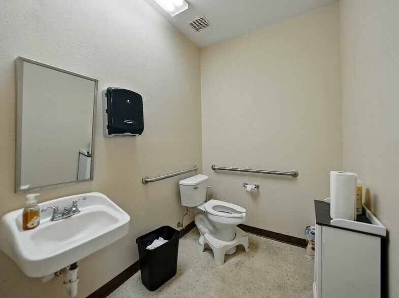 More Photos Of 2404 Longhorn Ave, Lakeland Manufacturing For Sale