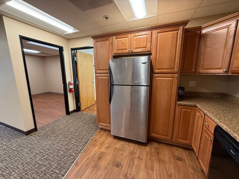 More Photos Of 5293 NE Elam Young Pky, Hillsboro Showroom For Sale