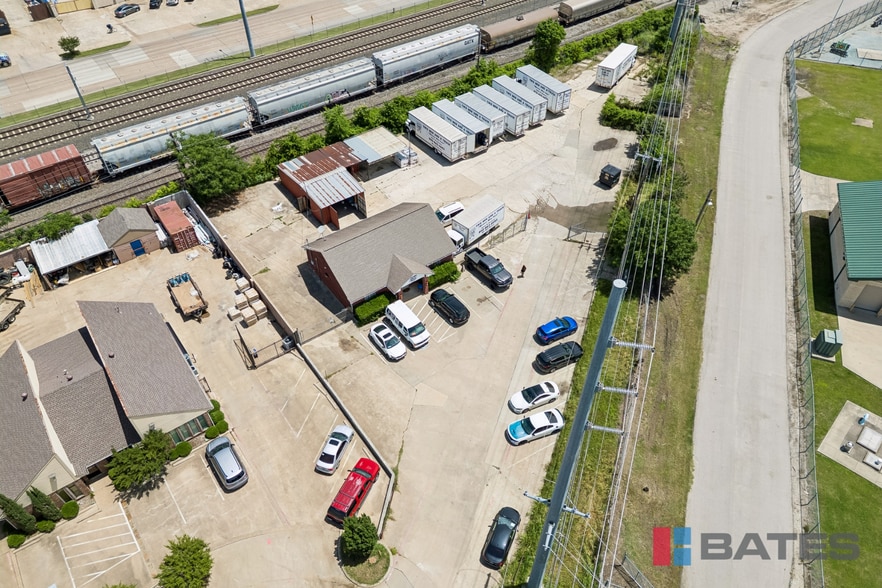 More Photos Of 423 Gautney St, Garland Showroom For Lease