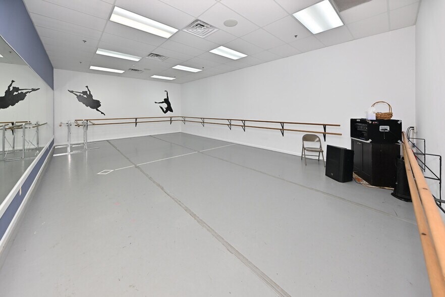 More Photos Of 60 Whitney Rd, Mahwah Warehouse For Lease