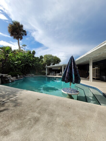 More Photos Of 1108 N Dixie Fwy, New Smyrna Beach Funeral Home For Sale