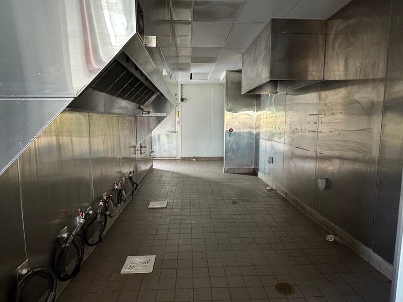 More Photos Of 6110 Oak St, Eastman Restaurant For Sale