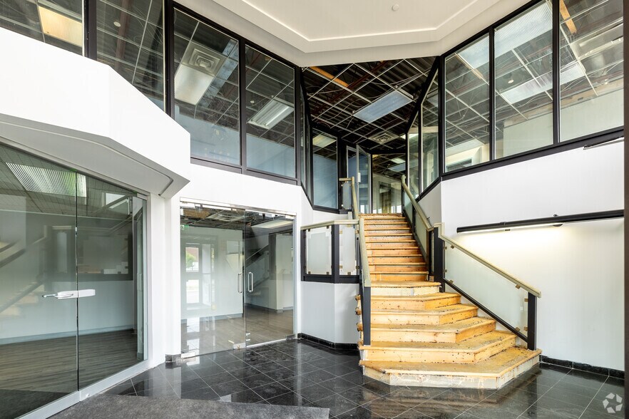 More Photos Of 1100-1190 Rue Bégin, Saint-Laurent Warehouse For Lease