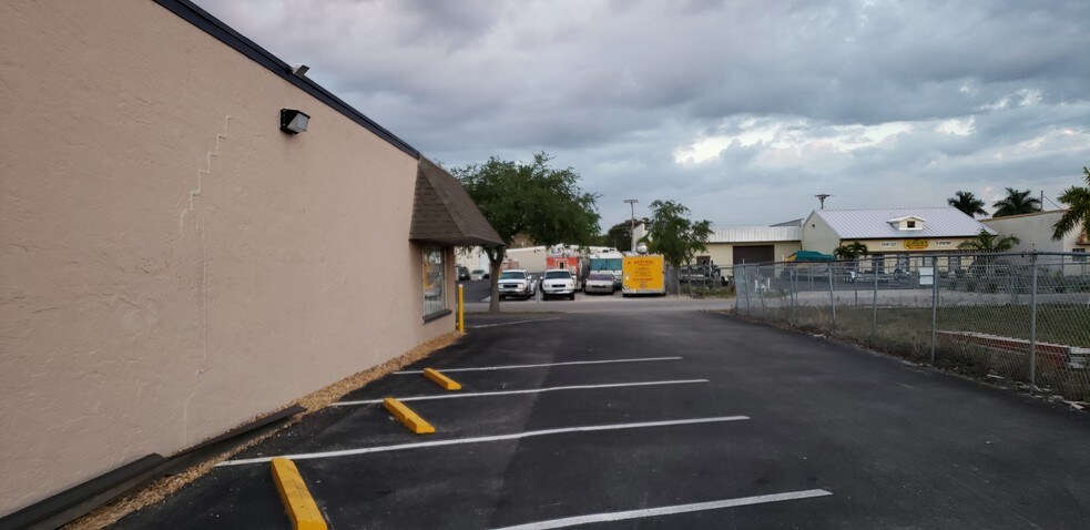 More Photos Of 1013-1017 SE 12th Ave, Cape Coral Industrial For Lease