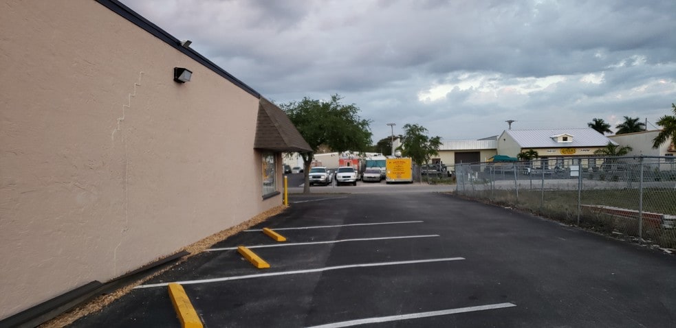 More Photos Of 1013-1017 SE 12th Ave, Cape Coral Industrial For Lease
