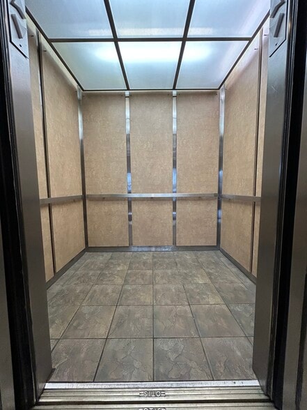 More Photos Of 4001 W Devon Ave, Chicago Office For Lease