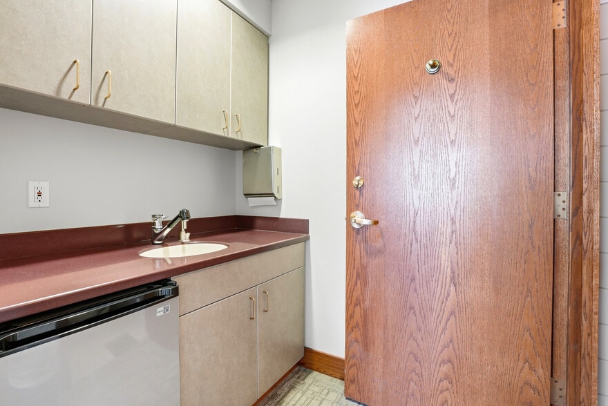 More Photos Of 801 N 39th Ave, Yakima Office For Sale