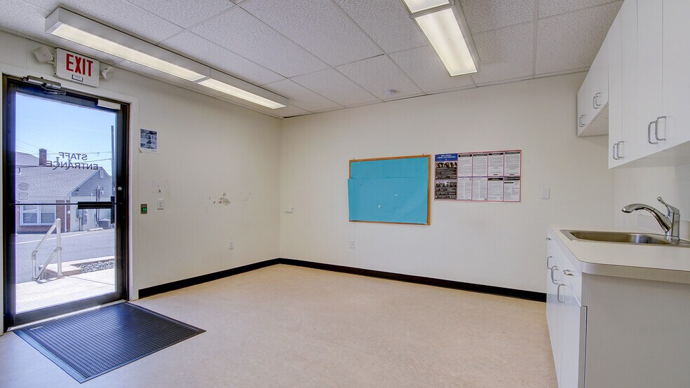 More Photos Of 2 Kings Hwy, Middletown Medical For Lease