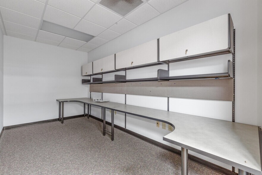 More Photos Of 1832 Midpark Rd, Knoxville Flex For Lease