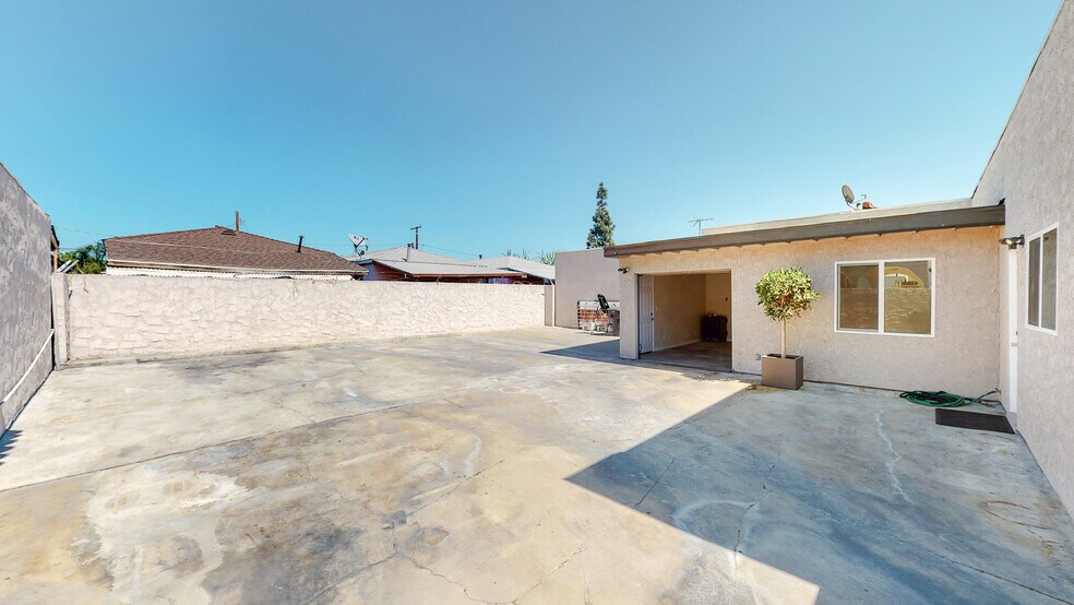 More Photos Of 8311 Rosecrans Ave, Paramount Light Manufacturing For Lease