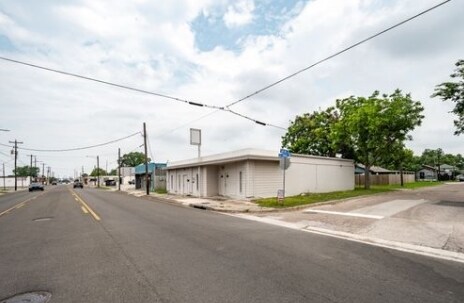 More Photos Of 220 E Texas Ave, Baytown Freestanding For Sale