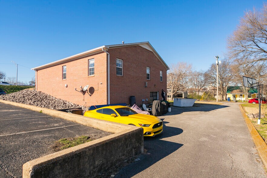 More Photos Of 1113 S Main St, Columbia Freestanding For Sale