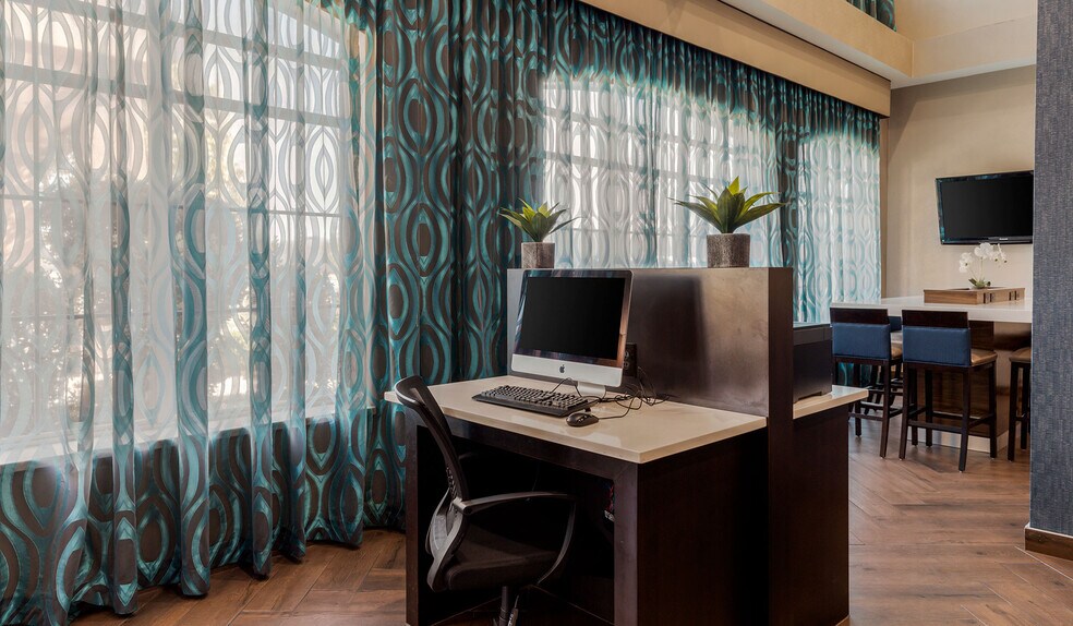 More Photos Of 810 Interstate 35 N, Waco Hotel For Sale
