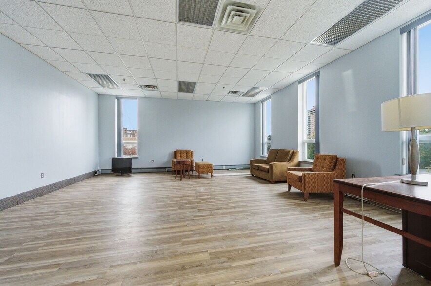 More Photos Of 910 Gilpin Ave, Wilmington Medical For Sale