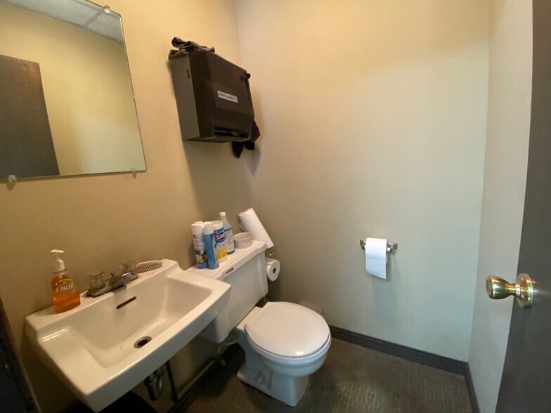 More Photos Of 209 E Wade Ave, Mountain Home Distribution For Sale