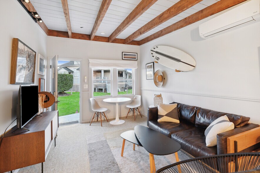 More Photos Of 32 Lighthouse Rd, Hampton Bays Hotel For Sale