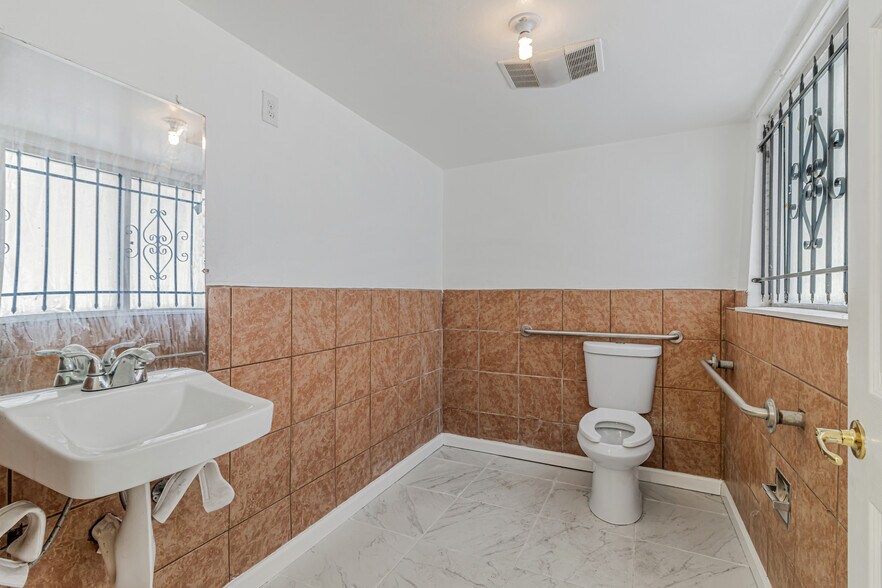 More Photos Of 3109 Sacramento St, Berkeley Storefront Retail Residential For Sale