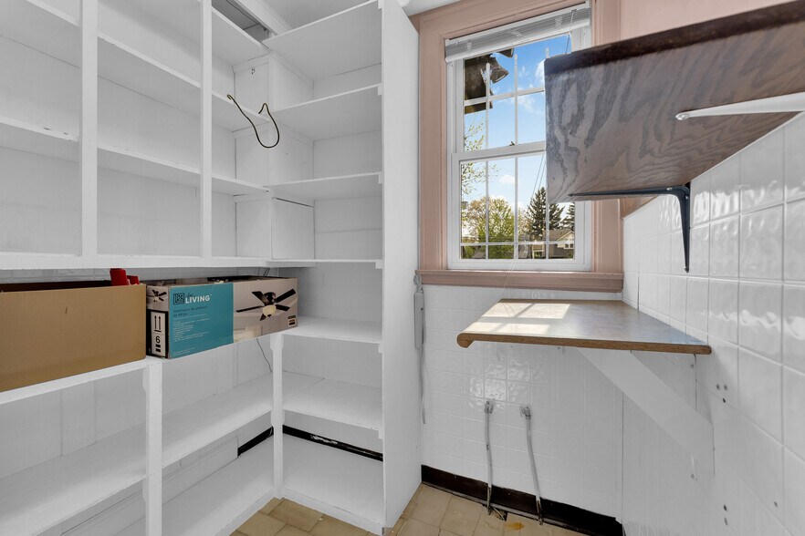 More Photos Of 1451 Ouellette Av, Windsor Office Residential For Sale