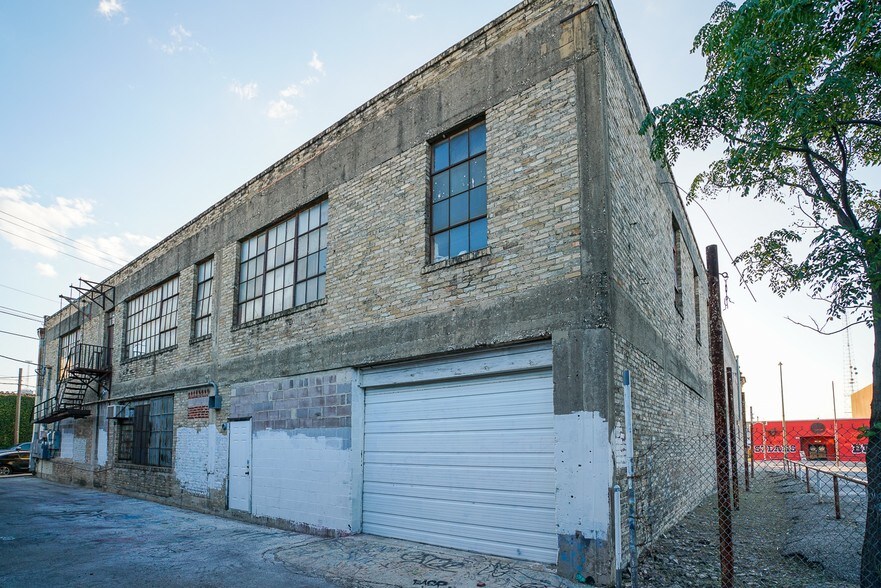 More Photos Of 900 Broadway St, San Antonio General Retail For Lease