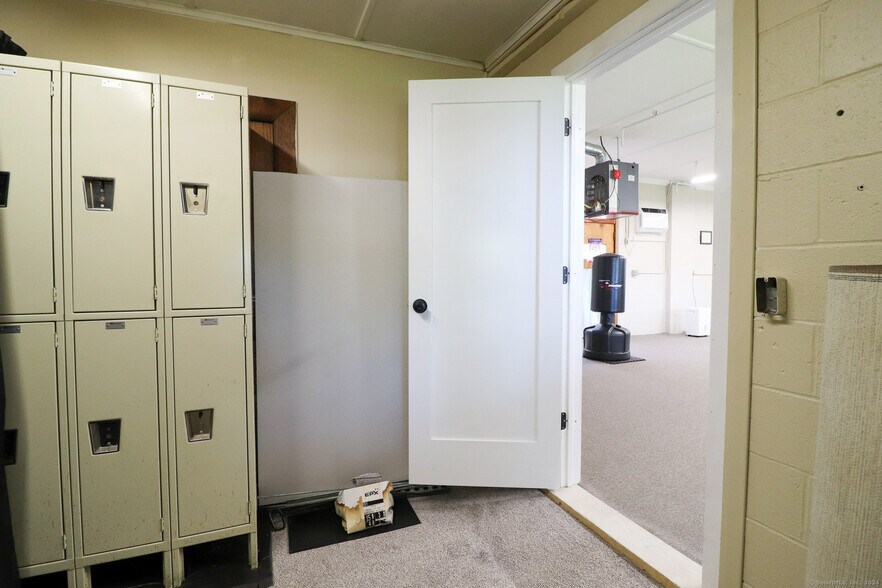 More Photos Of 50 Saint Johns St, Middletown Freestanding For Lease