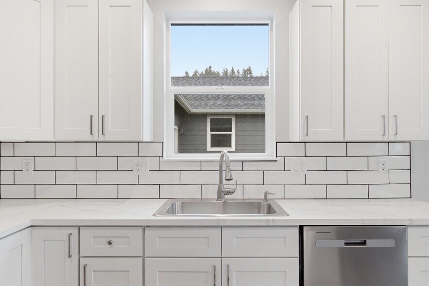 More Photos Of 1230 49th Ave, Sweet Home Multifamily For Sale