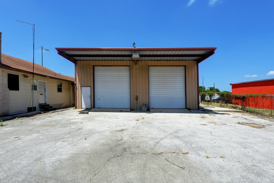 More Photos Of 113 W Lindbergh Blvd, Universal City Service For Sale