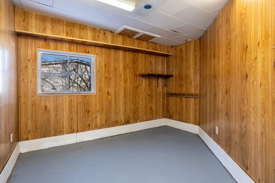 More Photos Of 2336 Old Knoxville Pike, Maryville Light Manufacturing For Sale