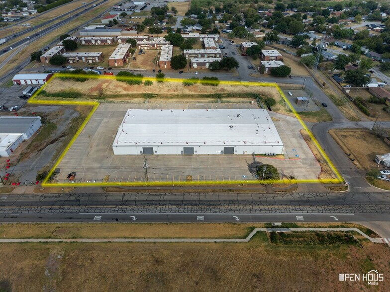 More Photos Of 2701 Southridge Dr, Wichita Falls Distribution For Lease