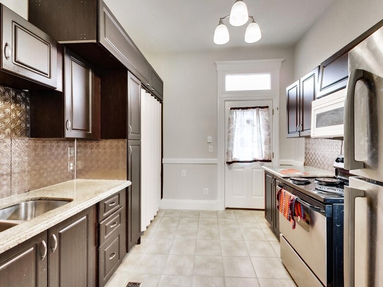 More Photos Of 443 Wentworth St N, Hamilton Storefront Retail Residential For Sale